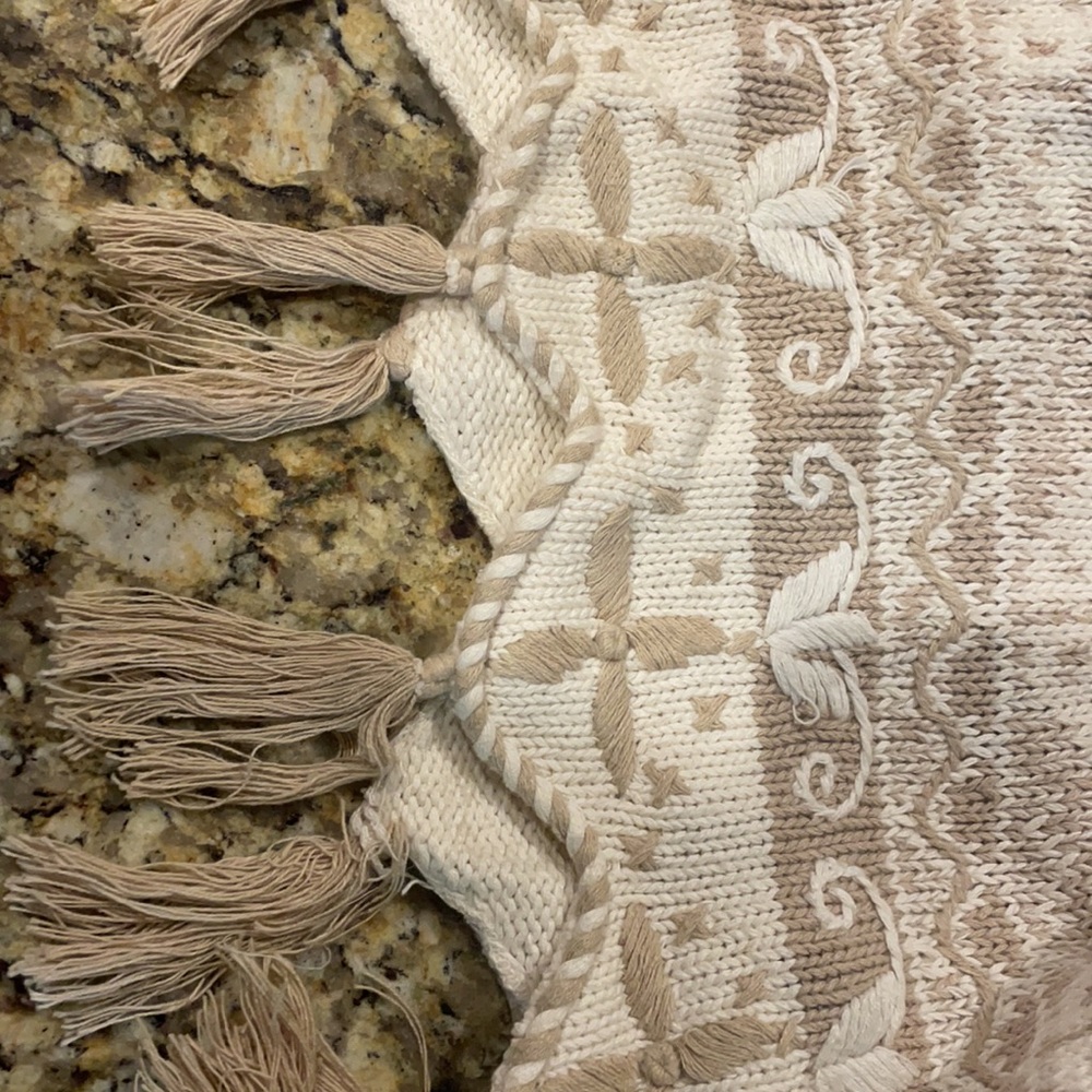 Tan Patterned sweater - Picture 5 of 6